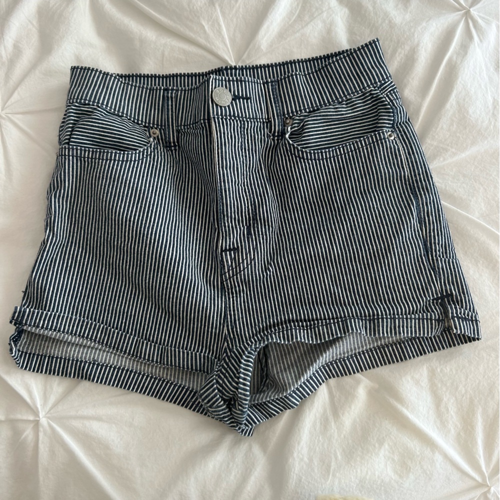 HIGH WAISTED PINSTRIPED SHORTS
